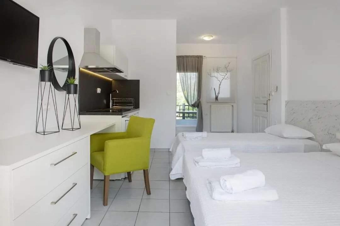 Hotel Papanikolaou イエリソス エクステリア 写真